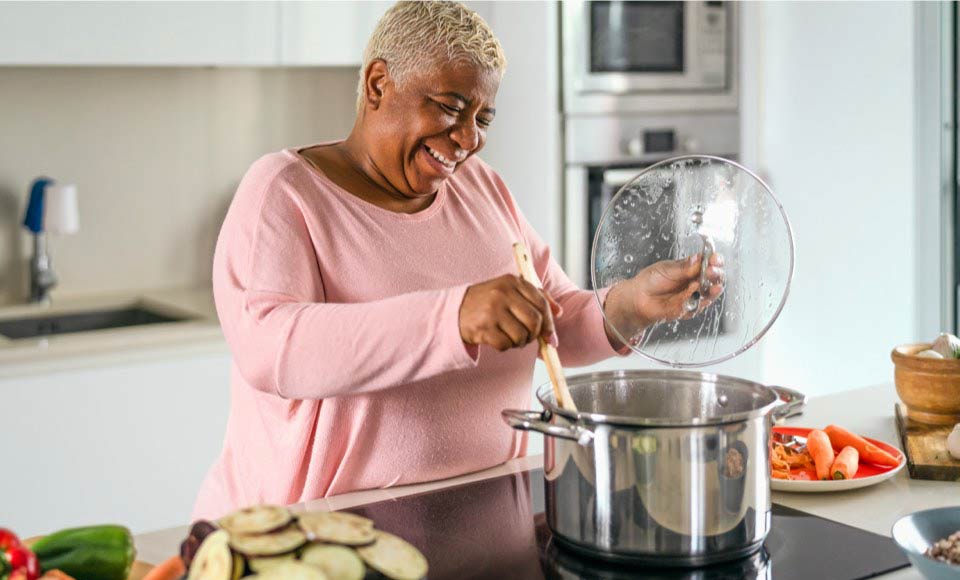 senior-cooking